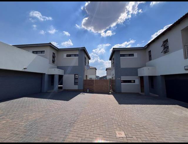 3 BEDROOM HOUSE FOR SALE IN THATCHFIELD
